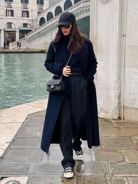 6 Rules French Women Always Follow When Styling Wide-Leg Trousers Wide Trousers Outfit, Trousers Outfit Winter, Black Wide Leg Pants Outfit, Wide Leg Pants Winter, Black Trousers Outfit, Wide Leg Trousers Outfit, Converse Fashion, Wide Leg Pants Outfit, Winter Pants Outfit