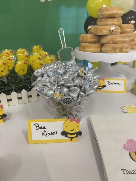 Bumblebee Birthday Party Ideas, Bee Party Food Ideas, Birthday Foods, First Bee Day, Theme Snack, Bee Food, Irish Twins, Bee Theme Party, Bee Birthday Party