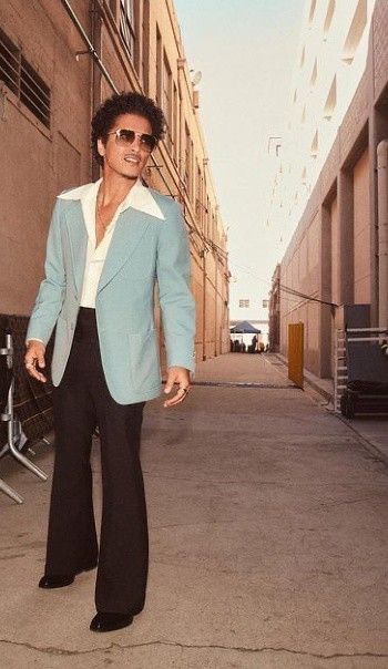 Bruno Mars 70s, Retro Disco Outfit For Men, Disco Party Guy Outfit, Disco Inspired Outfits Men, Retro Party Outfit Men, 90s Disco Outfit Men, 70s Mens Fashion Aesthetic, 70s Modern Fashion Men, 90s Prom Outfit Men