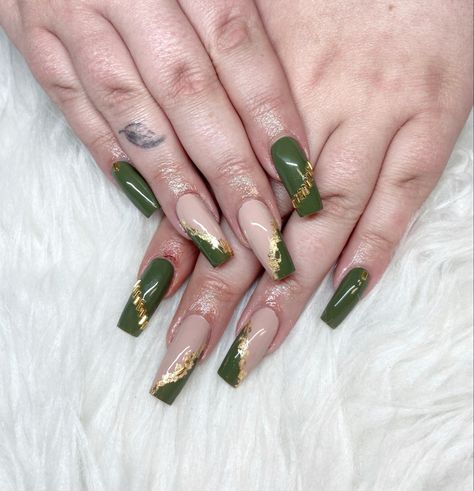 Army Green Nails With Gold Flakes, Army Green Ombre Nails, Army Green Acrylic Nails Designs, Pine Green And Gold Nails, Green Gold Flake Nails, Nail Art Hijau Army, Army Green Nail Ideas, Army Green And Gold Nails, Green Gold Acrylic Nails