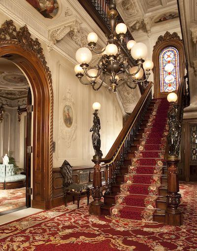 การออกแบบ Ui Ux, Victorian Staircase, Victorian Vibes, Victorian Interior, Victorian Interiors, Victorian Mansions, Victorian Architecture, Victorian Decor, Mansion Interior