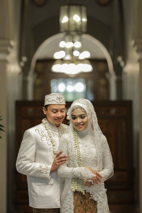 Akad Nikah Busana  Shinta & Aldy by Laksmi by LAKSMI - Kebaya Muslimah & Islamic Bride - 005 Akad Nikah Photography, Dres Kondangan, Foto Akad Nikah, Islamic Bride, Muslim Wedding Photos, Foto Pertunangan, Pose Pengantin, Javanese Wedding, Nikah Ceremony