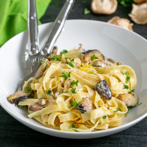 If you’re looking for a simple, creamy shiitake mushroom pasta sauce recipe, this is the one! Absolutely easy, delicious and ready in 15 minutes! #vegetarian #pasta #italian www.thepetitecook.com Mushroom Pasta No Cream, Homemade Italian Pizza Dough, Pasta No Cream, Shiitake Recipes, Creamy Mushroom Pasta Sauce, Shiitake Mushrooms Recipes, Homemade Italian Pizza, Vegan Mushroom Pasta, Mushroom Pasta Sauce