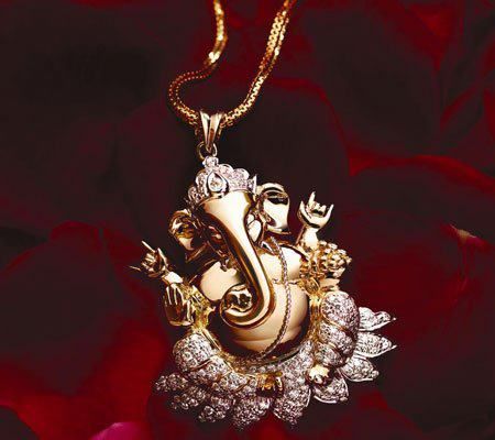 Ganesha Pendant ..Amazing Wedding Gift Ganpati Pendant, Ganesh Pendant, Sri Ganesh, Ganesha Pendant, Saree Bollywood, Gold Necklace Indian Bridal Jewelry, Antique Jewelry Indian, Gold Pendant Jewelry, Black Beaded Jewelry