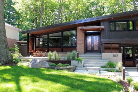 Mid Century Modern Landscape Design Midcentury Modern Home Floorplan, Mid Century Modern Peaked Roof Exterior, Mid Century Modern Windows Exterior, Modern Front Entrance, Modern Coastal Home Exterior, Midcentury Modern Landscaping, Midcentury Modern House Exterior, Exterior Steps, Mid Century Modern Landscaping