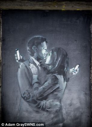 The image, called Mobile Lovers, depicts two lovers embracing while checking their mobile phones Banksy Artwork, Art Amour, Urbane Kunst, Street Art Banksy, Banksy Graffiti, Banksy Art, Gcse Art, A Level Art, Street Art Graffiti