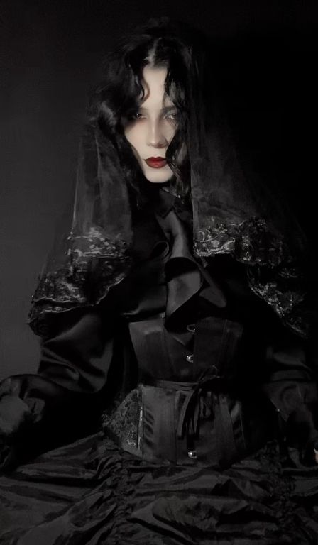 Victorian Vampire Woman, Vampire Aesthetic Woman, Victorian Vampire Aesthetic Outfit, Vampire Clothes Aesthetic, 1800s Vampire, Vampire Asethic, Vampire Victorian Aesthetic, Vampire Aesthetic Female, Vampire Woman Aesthetic