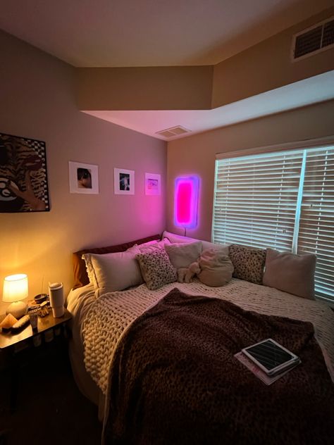 20 Year Old Bedroom Aesthetic, Bedroom Aesthetic Decor Ideas, Room Ideas With Wood Furniture, Parents Room Aesthetic, Chill Area In Bedroom, Bedroom Ashestic Ideas, Small Room Wall Color, Woman's Bedroom Ideas Single, Aesthetic Room Themes