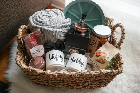 Couple Gifts Basket, Christmas Gift Baskets Diy, Coffee Gift Basket, Gifts Sets, Diy Gift Baskets, Christmas Baskets, Christmas Gift Basket, Wedding Gift Baskets, Navidad Diy