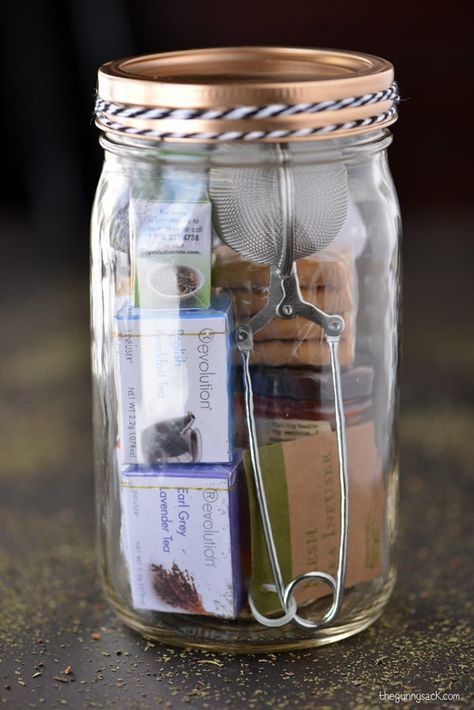 Tea Time Mason Jar Gifts - The Gunny Sack Mason Jar Gifts Diy, Gift Jar, Mason Jar Crafts Diy, Mason Jar Gifts, Cadeau Diy, Jar Diy, Tea Gifts, Jar Gifts, Mason Jar Diy