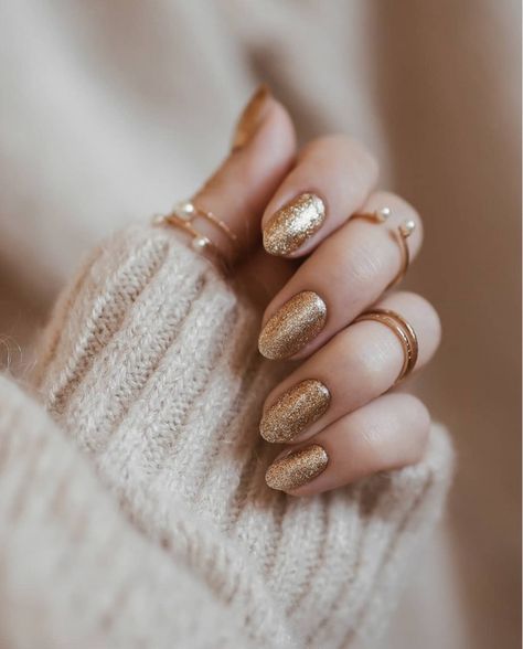 Gold Gel Nails, New Years Nail Designs, New Years Eve Nails, Golden Nails, Gold Nail, Sparkle Nails, Nagel Inspo, New Year's Nails, Beauty Nail