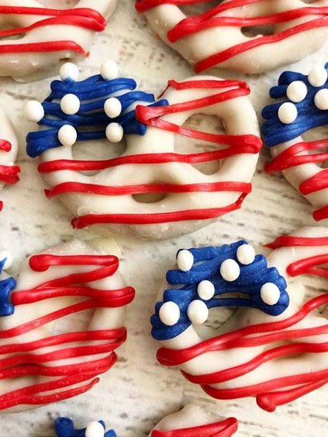 Patriotic Recipes, 4th July Food, July 4th Party, Dipped Pretzels, July Desserts, Patriotic Food, Patriotic Desserts, American Flag Decor, 4th July Crafts