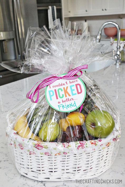 Fruit Basket Gift Idea with Free Printable Tag - I couldn't have PICKED a better FRIEND! Fruit Basket Diy Gift, Fruit Baskets Diy, Christmas Gift Ideas For Teenage Girl, Christmas Gift Baskets Diy, Diy Girlande, Fruit Basket Gift, Creative Wrapping, Holidays Ideas