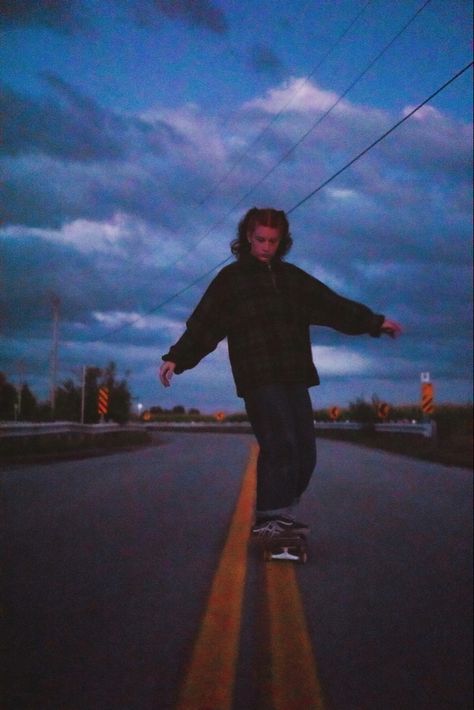 Skater Aesthetic Pictures, Aesthetic Skateboard, Skater Girl Aesthetic, Skateboarding Aesthetic, Skate Boy, Skate Vibes, Skateboard Photos, Skateboarding Tricks, Skateboard Aesthetic