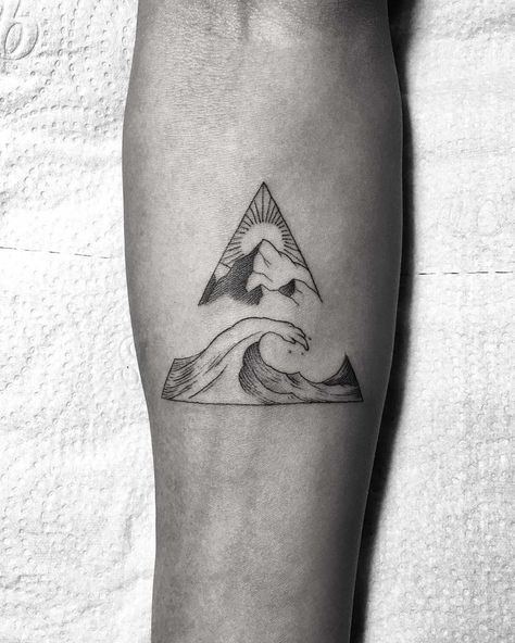 Wave and mountain in a triangle tattooed on the right forearm Mountain And Beach Tattoo Ideas, Beach Triangle Tattoo, Triangle Mountain Tattoo, Wellen Tattoo, Triangle Wave, Tatuagem Masculina Pequena, Small Forearm Tattoos, Wave Tattoo, Triangle Tattoos