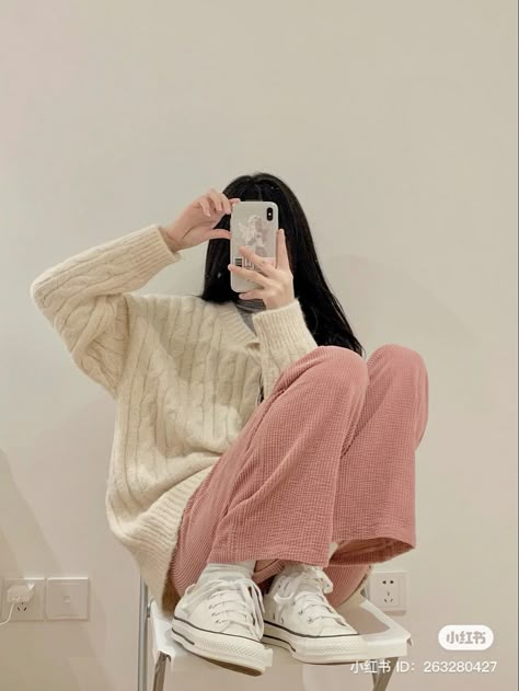 Pink And Cream Outfit Aesthetic, Korean Outfits Converse, Pastel Converse Outfit, Cute Comfy Outfits Korean, Warm Pink Outfits, Chinese Cute Outfits, Beige Pink Outfit, Pink Outfits Korean, Cream Converse Outfit