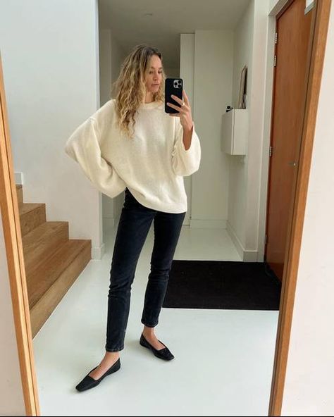 Anouk Yve, Look Adidas, Blue Jean Outfits, Estilo Indie, Skandinavian Fashion, Black Jeans Outfit, London Outfit, Backless Top, Oversize Knit