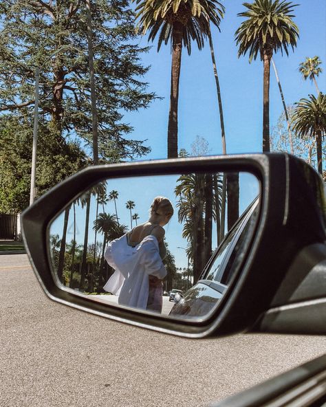 Girl taking photo standing in car mirror in Beverly Hills (Rodeo Drive) Gray Aomg, Siblings Photos, Mulholland Drive, Hands Photos, Los Angeles Travel, Underground Hip Hop, Rodeo Drive, Bts And Exo