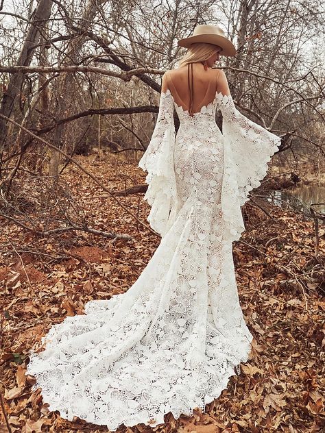 Wedding Dress With Bell Sleeves, Bodas Boho Chic, Country Western Wedding, Stile Preppy, Western Wedding Dresses, Dress With Bell Sleeves, Pretty Wedding Dresses, Cute Wedding Dress, Dream Wedding Ideas Dresses