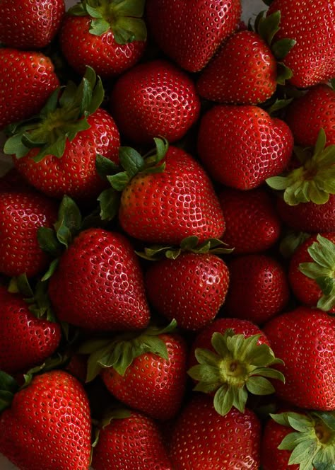 Roasted Strawberries, Chocolate Granola, Strawberry Yogurt, Fruit Wallpaper, Fruit Photography, Yogurt Bowl, Homemade Granola, Chocolate Coconut, Red Aesthetic