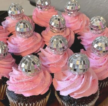 Disco Ball Design, Disco Cake, 14th Birthday Party Ideas, Taylor Swift Birthday Party Ideas, Decoration For Party, Sweet Sixteen Birthday Party Ideas, 17th Birthday Ideas, Disco Birthday Party, Cowgirl Birthday Party