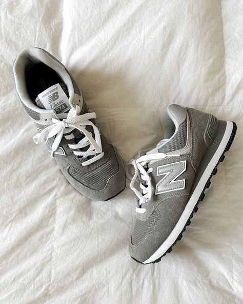 Packing List: Take These 12 Wardrobe Staples on Your Next Trip - Fashion Jackson Grey Sneakers Outfit, Minimalist Travel Wardrobe, Best New Balance, Celine Mini Belt Bag, Best Joggers, Grey New Balance, New Balance Outfit, Lug Sole Boots, Fashion Jackson