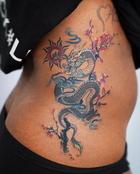 𝗦𝗧𝗨𝗗𝗜𝗢𝗕𝗬𝗦𝗢𝗟_𝗘.𝗻𝗮𝗹 on Instagram: “Oriental dragon & ☀️☁️🌸 Thank you :) @studiobysol @e.nal.tattoo” Black People Tattoo Ideas, Dragon Tattoo On Side, Tattoo Name Ideas, Brown Tattoo Ink, Side Body Tattoo, Black People Tattoos, Dragon Tattoo Back, Dark Skin Tattoo, The Girl With The Dragon Tattoo