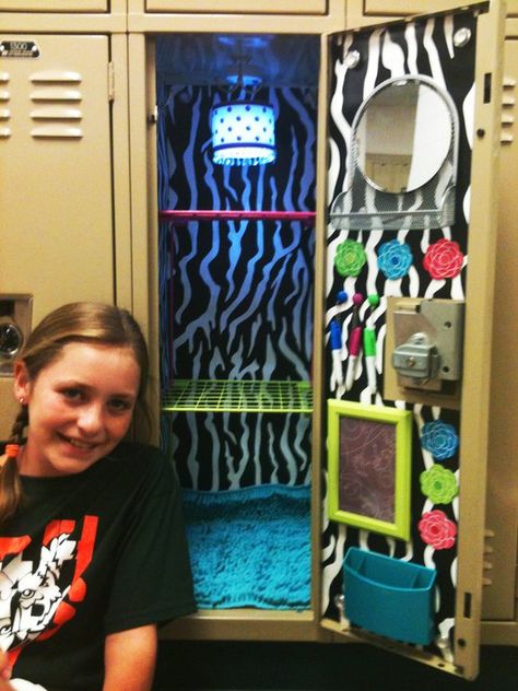 DIY for the middle school locker. Lets see...only 6 months until move in day. I bet Jordyn hasn't even considered this yet. Diy Locker Shelf, Decorated Locker, Diy Lockers, Locker Crafts, Cute Locker Ideas, Locker Decorations Diy, School Locker Decorations, Locker Shelf, Middle School Lockers