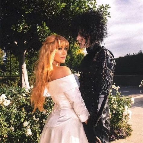 Kardashian Halloween Costume, Scary Couples Costumes, Edward Scissorhands Costume, Scary Couples Halloween Costumes, Halloween Wedding Dresses, Corpse Bride Costume, Matching Halloween Costumes, Bride Costume, Couples Halloween Outfits