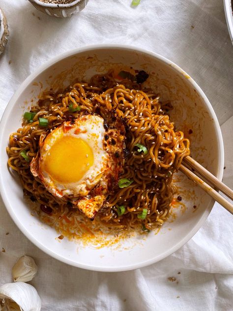 Sweet And Spicy Ramen, Spicy Ramen Aesthetic, Spicy Noodles Aesthetic, Chili Oil Eggs, Noodle Aesthetic, Aesthetic Noodles, Marni Mann, Noodles Aesthetic, Presentation Night