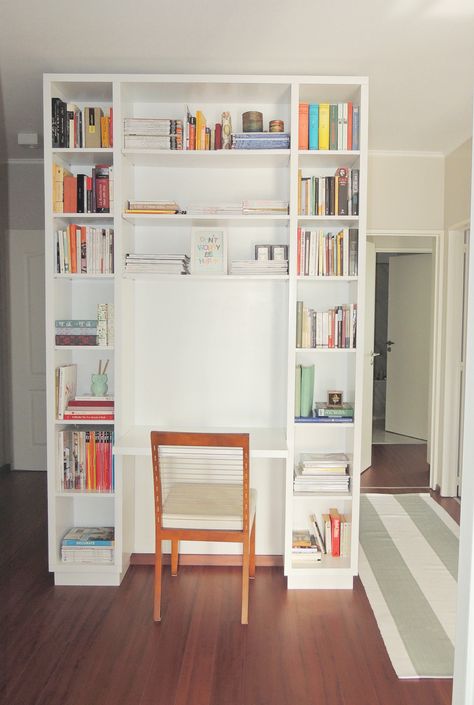 Biblioteca a medida con escritorio incorporado. Simple Study Desk, Office Craft Room Combo, Teenager Bedroom Design, Wall Shelves Bedroom, Study Table Designs, Wardrobe Door Designs, Small Home Offices, Office Room Decor, Bookshelf Design