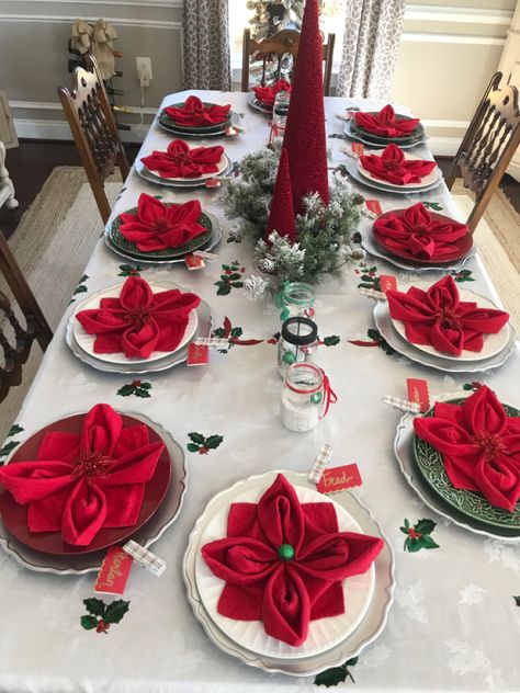 Setting the Christmas table can be as easy as folding your napkins into poinsettia flowers. And they’re easy to make! Best Christmas Table Decorations, Napkin Folding For Christmas Table, Napkins Folding Ideas Christmas, Napkin Ideas For Christmas, Christmas Napkin Decorations, Christmas Napkins Diy, Christmas Cloth Napkin Folding Ideas, Napkin Cloth Folding, Folding Cloth Napkins For Christmas