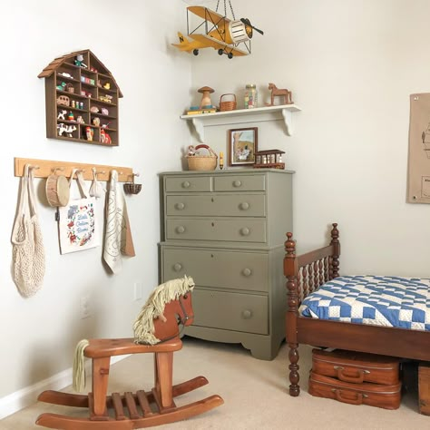 Vintage style boys bedroom by Instagram account @carriemshaw Vintage Kids Bedroom, Vintage Toddler Rooms, Vintage Boys Bedrooms, Vintage Boys Room, Vintage Kids Room, Kids Rooms Inspo, Big Boy Bedrooms, Weekend Home, Big Kids Room