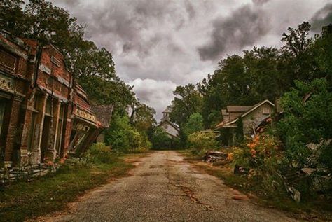 Abandoned town. Millbrook Alabama. Abandoned Town, Parc D'attraction, Abandoned Mansions, Ghost Town, Haunted Places, Abandoned Buildings, Old Buildings, Abandoned Houses, Ghost Towns