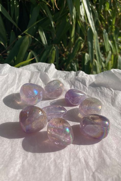 Pretty Crystals, Aura Amethyst, Crystal Room, Crystal Vibes, Amethyst Tumbled, Crystal Aesthetic, Spiritual Crystals, Pretty Rocks, Crystal Healing Stones