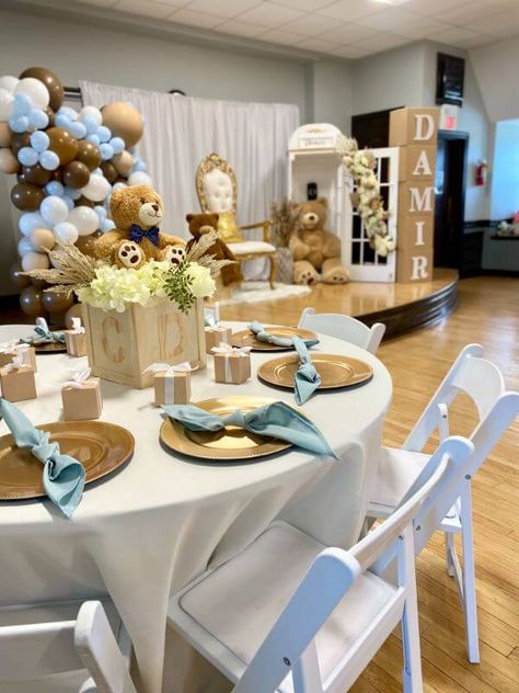 Gender Reveal Table Setting Ideas, Giveaway Display, Birthday Table Setup, Baby Shower Place Settings, Boy Baby Shower Table, Baby Shower Table Set Up, Teddy Bear Baby Shower Theme, Event Decor Ideas, Party Decorations Table