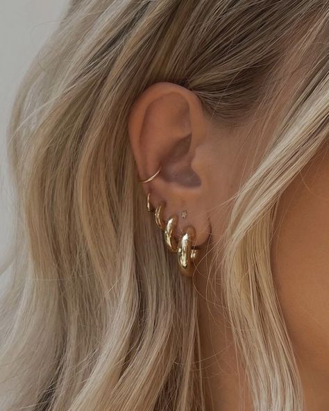 Gold Hoop Piercings, Ear Piercing Combinations, New Ear Piercing, Ear Art, Multiple Ear Piercings, Cute Piercings, Stacked Earrings, Jewelry Fashion Trends, Stacked Jewelry