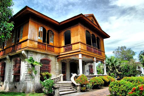 Philippine Colonial Architecture, Ancestral House Philippines, Filipino Ancestral House, Split Level House Exterior, Tropical Cottage, Architectural References, Ancestral House, Architecture References, Filipino House