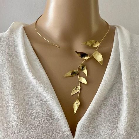 Game Of Thrones Necklace, Vine Necklace, Rok Outfit, Bib Necklaces, Mothers Necklace, Leaf Jewelry, Necklace Statement, Gorgeous Necklaces, Pretty Jewellery