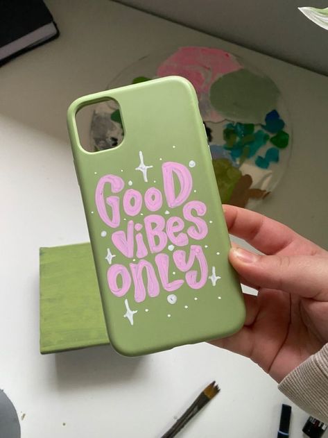 Aesthetic Painting On Phone Case, Mobile Cover Acrylic Painting Ideas, Phone Case Drawings Ideas, Acrylic Painting On Mobile Cover, How To Decorate Phone Case With Stickers, Drawing On Mobile Cover, Phone Cover Customization Ideas, Phone Cover Drawing Ideas Aesthetic, Phone Case Painting Idea