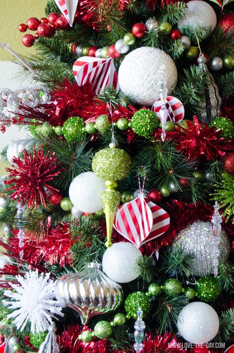 Whimsical Christmas Tree Decorating Ideas::#MichaelsMakers November Wedding Centerpieces, Whimsical Christmas Tree, Tree Decorating Ideas, Whimsical Christmas Trees, Christmas Tree Decorating, Christmas Tree Decorating Themes, Glam Christmas, Christmas Tablescape, Christmas Grinch