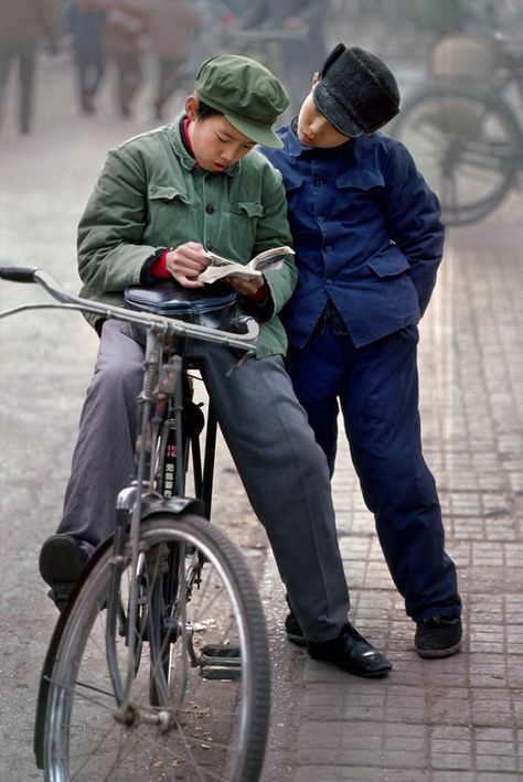 Boys in China, by Steve McCurry, (via stevemccurry.com) People Relaxing Photography, Steve Mccurry Photos, Random Poses, Steve Mc, Steve Mccurry, Best Documentaries, Human Reference, Documentary Photographers, Human Poses Reference