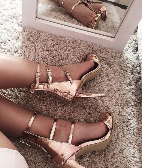 Gold Digger Aesthetic, Girly Closet, Girly Heels, Rose Gold Aesthetic, Heels Aesthetic, Gold Digger, Gorgeous Heels, Gold Aesthetic, Girly Shoes