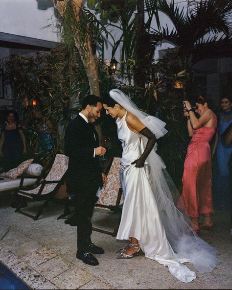 This Cartagena wedding was all about modern elegance and playful details. The bride’s satin dress, paired with sparkling heels and black sheer gloves, brought a unique flair to the celebration. The day was filled with love, laughter, and unforgettable moments! Photography @__andresrios Dress and veil @theownstudio Shoes @machandmach Black Sheer Gloves, Gloves With Dress, Outfit With Gloves, Halloween Reception, Gloves Wedding Dress, Sparkling Heels, Unique Wedding Veils, Cartagena Wedding, Gloves Aesthetic