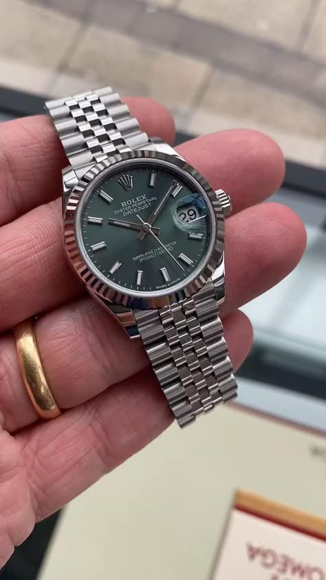 Speedmaster Omega, Stylish Watches Men, Fancy Watches, Green Watch, Rolex Watches For Men, Men's Watches Luxury, Vintage Watches For Men, Hand Watch, Rolex Watch