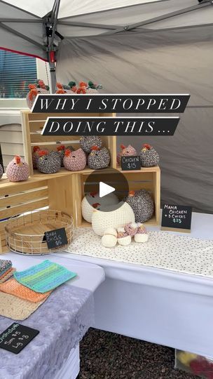 Hair Clip Display Ideas Craft Fairs, Crochet Craft Fair Display, Crochet Vendor Display Ideas, Tumbler Display Craft Show, Crochet Booth Display Ideas, Crochet Market Display, Vendor Table Display Ideas, Diy Craft Displays, Craft Fair Display Table