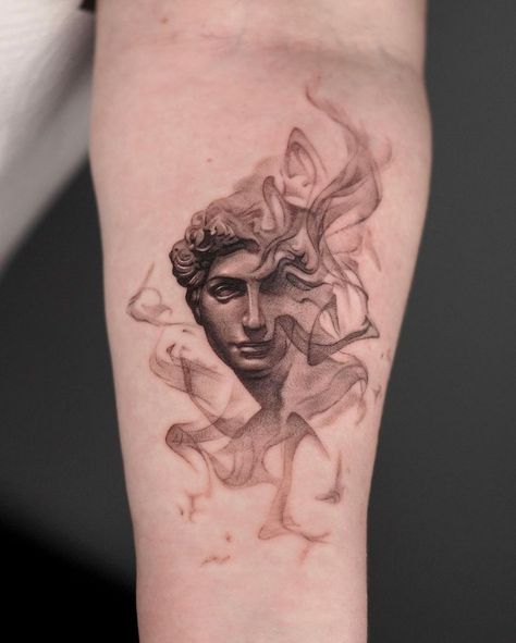 Tattoo Bras Homme, Cute Tattoos With Meaning, Surreal Tattoo, Statue Tattoo, Muster Tattoos, Mythology Tattoos, Medusa Tattoo, Greek Tattoos, Tatuaje A Color