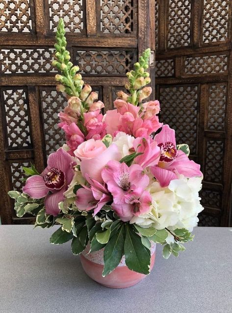 Flowers For Centerpieces, Tall Floral Arrangements, Luxury Flower Bouquets, Large Floral Arrangements, Modern Wedding Flowers, Creative Flower Arrangements, Cheap Flowers, Boquette Flowers, Flower Vase Arrangements