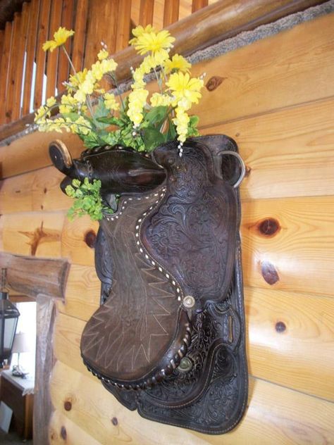 Unique Rustic Chandeliers, Saddle Decor, Western Decorations, Western House, Cowgirl Decor, Western Rooms, Western Crafts, Western Rustic, Horseshoe Crafts