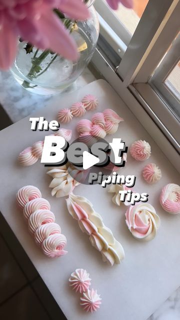 Cupcake and Grace 👩🏻‍🍳 on Instagram: "BEGINNER BAKER these tips are for YOU‼️  I have been using these tips since I first learned how to pipe and still use them to this day✨  They are my favorite!!   Each nozzle gives you a different effect!  ⭐️The nozzle that has several teeth will give you several lines in you buttercream ( Wilton 4B ) And vise versa ( Wilton 1M )   These tips are all you need when you are just learning how to pipe.  You could get several designs with these two nozzles.   They are perfect for cakes and cupcakes!   ⭐️When learning how to pipe I highly recommend that you do something similar to what I was doing: -You get a plate, parchment paper or plastic wrap anything that you could keep reusing you buttercream until you perfect your piping skills !   Amazing piping p What Piping Tips Do What, Piping Nozzles And Designs, Wilton 4b Tip Piping Techniques, How To Practice Piping Frosting, What Tips To Use For Cake Decorating, Piping Cake Boarder, 1m Wilton Tip Cupcakes Decorating, Different Types Of Piping Tips, Buttercream Piping Designs